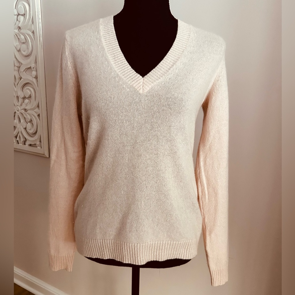 Barneys New York Pale Pink V-Neck Cashmere Sweater